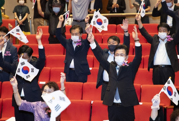 광복절(光復節)은 한반도가 일본 제국으로부터 해방된 것을 기념하는 날로, 대한민국에서는 이를 국경일 및 공휴일로 법제화함으로써 매년 양력 8월 15일에 기념하고 있다. ëŒ€ì „ì‹œ ì œ76ì£¼ë…„ ê´'ë³µì ˆ ê²½ì¶•ì‹ ì·¨ì†Œ ë‰´ìŠ¤í‹°ì•¤í‹°
