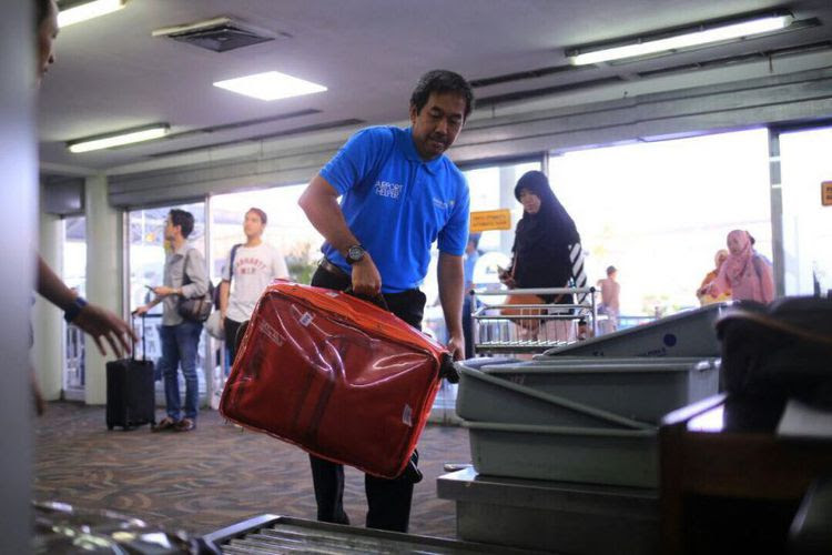 Lowongan Porter Bandara Soekarno Hatta : Spanduk Raksasa "Ayo Pakai Masker" Polresta Bandara ...