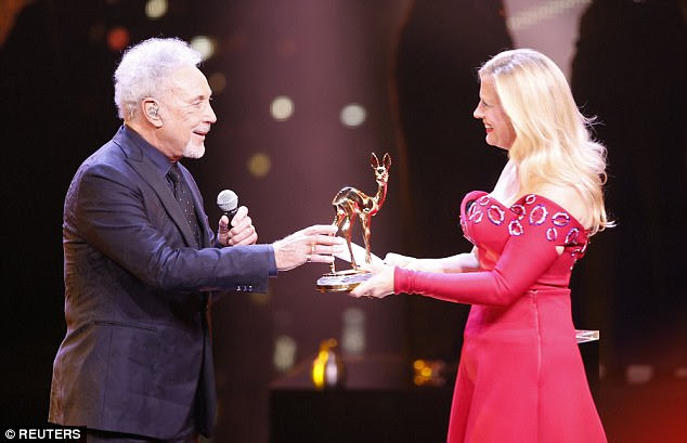 Orgulhoso: o cantor Tom Jones recebe o troféu Bambi de Barbara Schoeneberger