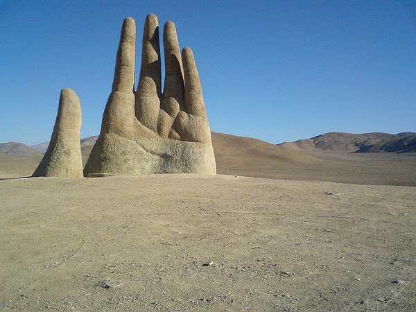 perierga.gr - Το γιγάντιο "Χέρι της Ερήμου"!