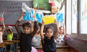 Los niños palestinos reciben artículos de papelería en una escuela de UNRWA en el sur de Líbano.