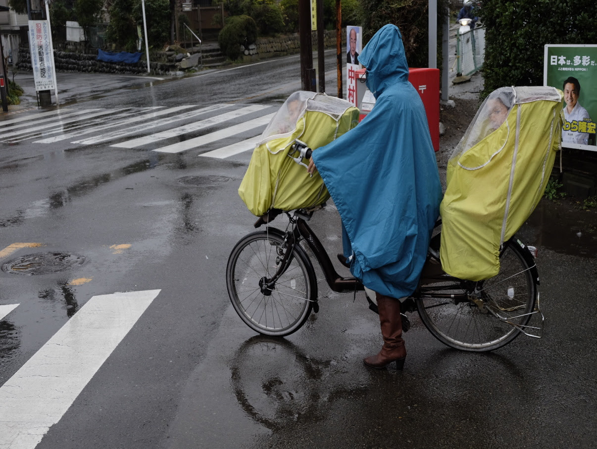 二人子乗せ 自転車 雨