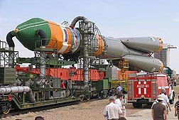 Preparando el cohete Soyuz, el cual lleva muestras de algas a bordo. Enlace a la información en inglés sobre la foto