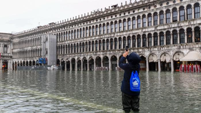 "La ville est dévastée comme après un tremblement de terre, non ?" : effrayés par les grandes marées, les touristes désertent Venise