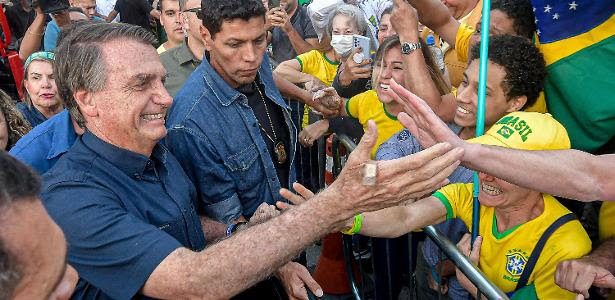 O presidente Jair Bolsonaro cumprimenta apoiadores na Praça da Liberdade, em Belo Horizonte