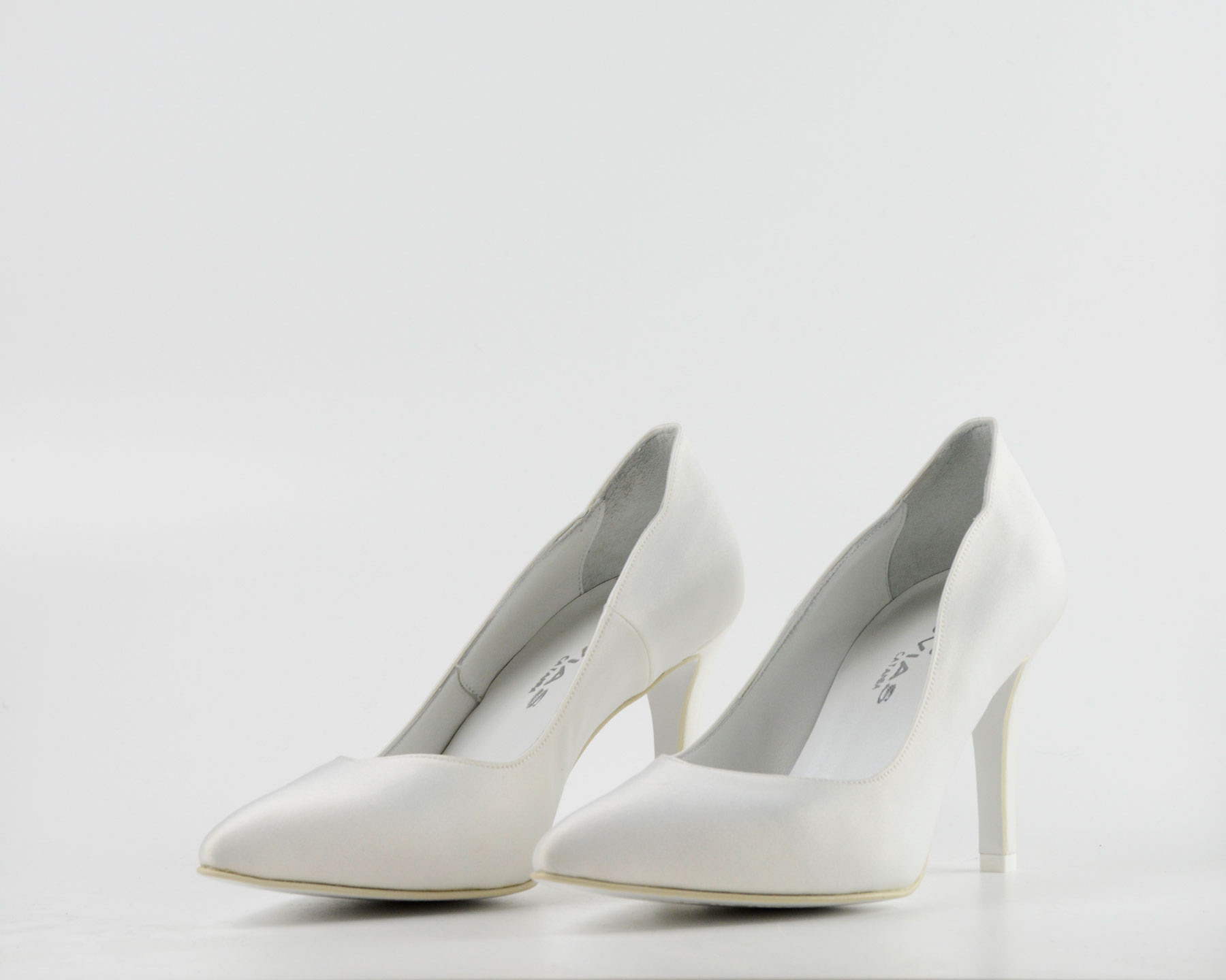 Le scarpe ti accompagnano letteralmente all'altare nel giorno del fatidico sì, la scelta quindi del modello è. Scarpe Sposa Novias Abiti Da Sposi E Cerimonie A Catania