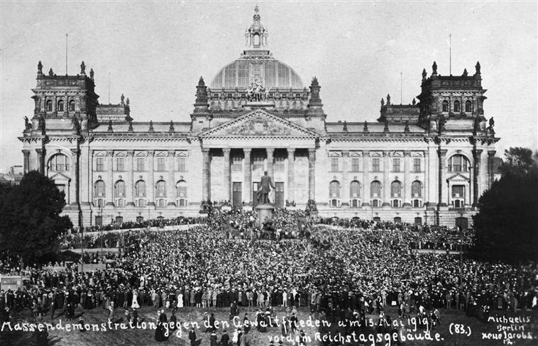 Manifestação em massa em frente ao Reichstag contra o Tratado de Versailles.jpg: Arquivo