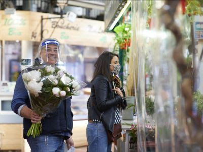 A Paris, jour de déconfinement, on achète des fleurs