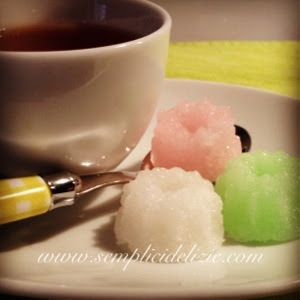 Le zollette decorate possono essere utilizzate durante un coffee party oppure come dolci segnaposto o come la. Rompere Zollette Di Zucchero Cotto E Postato