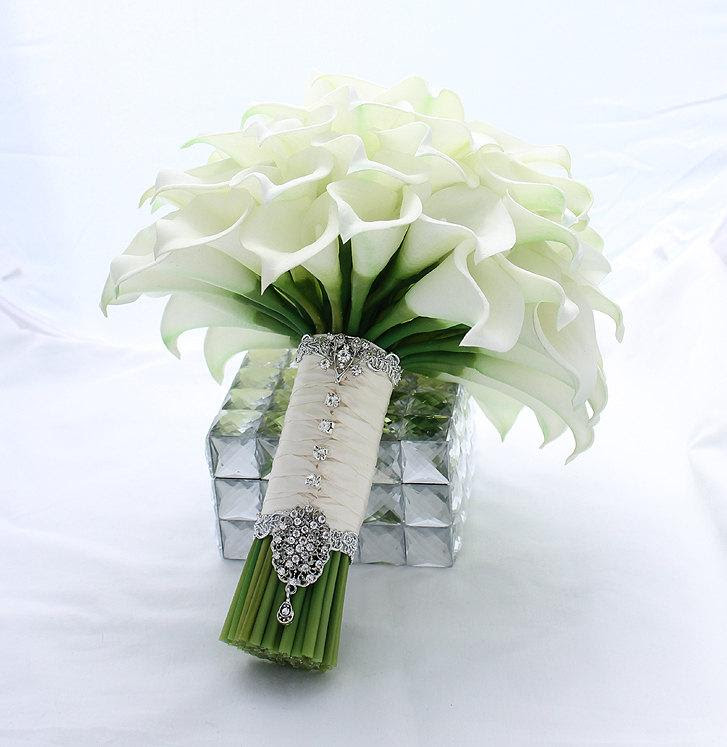 Online flower arrangements offering a wide selection of fresh flowers & roses for the perfect flower delivery. Bridal Bouquet Real Touch Creamy White Mini Calla Lily Wedding Bouquet Bridal Calla Lilies Bouquet Wedding Flowers Bridal Accessory 2595363 Weddbook