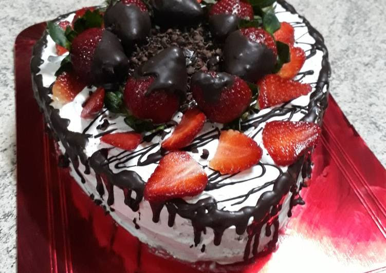 
  Torta de chocolate con chantilly y frutillas
