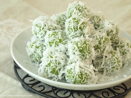 Nasi Lemak Lover: Ondeh-Ondeh (glutinous rice ball with 