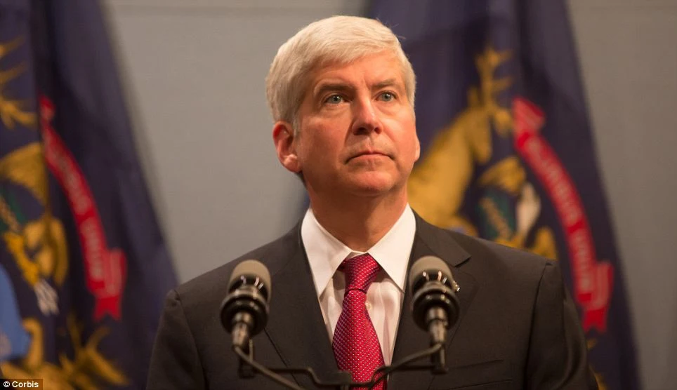 À bien des égards, je décris maintenant comme un triste jour ... qu'il y a une urgence financière à Detroit, mais aussi une journée d'optimisme et de promesse, car il est temps de commencer à résoudre ces problèmes », a déclaré le gouverneur Rick Snyder