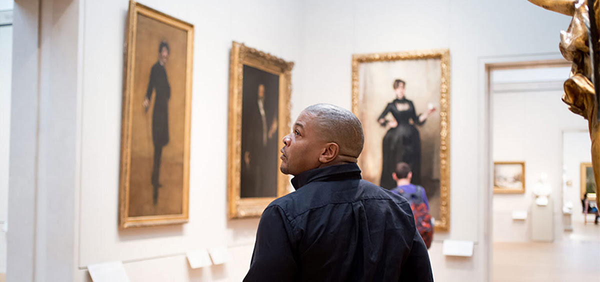 O artista Kehinde Wiley anda através de uma galeria de retratos de John Singer Sargent.