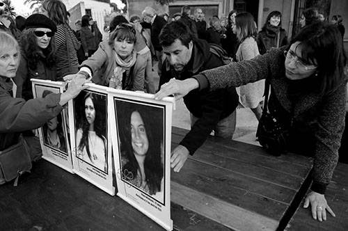 Participantes del acto de inauguración de la Marca de la Resistencia, en recuerdo de las “Muchachas de abril”, colocan, ayer, sus fotos en el estrado. / Foto: Javier Calvelo 