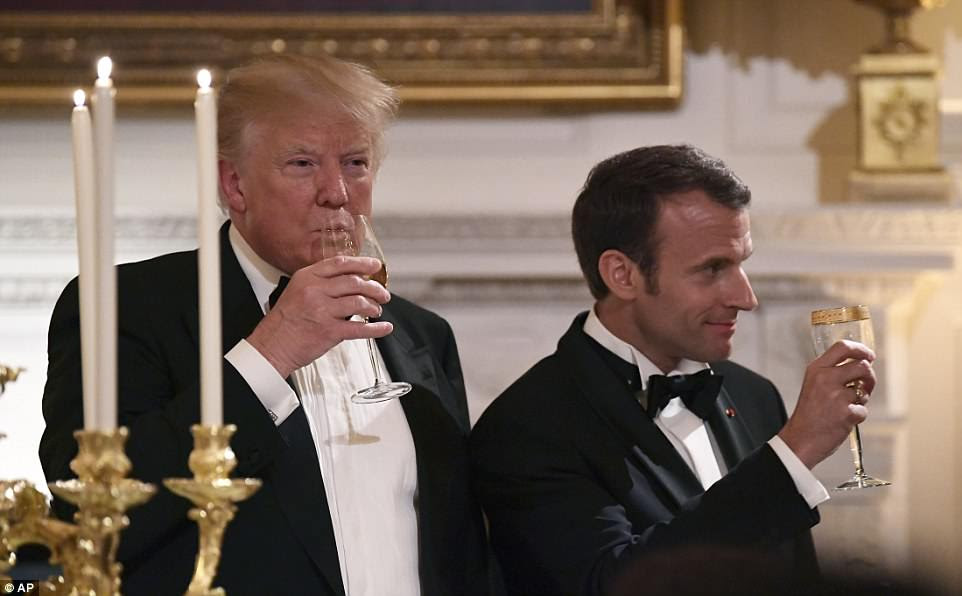 Trump e Macron brindaram durante o jantar de estado para manter relaÃ§Ãµes calorosas entre seus paÃ­ses