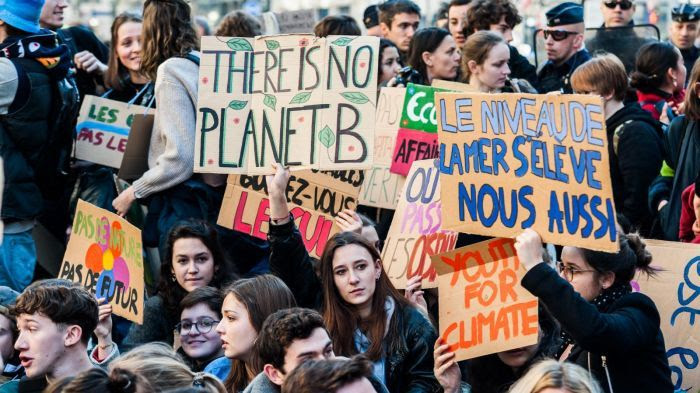 Etudiants rassemblés devant le ministère de la Transition écologique et solidaire le 15 février 2019.