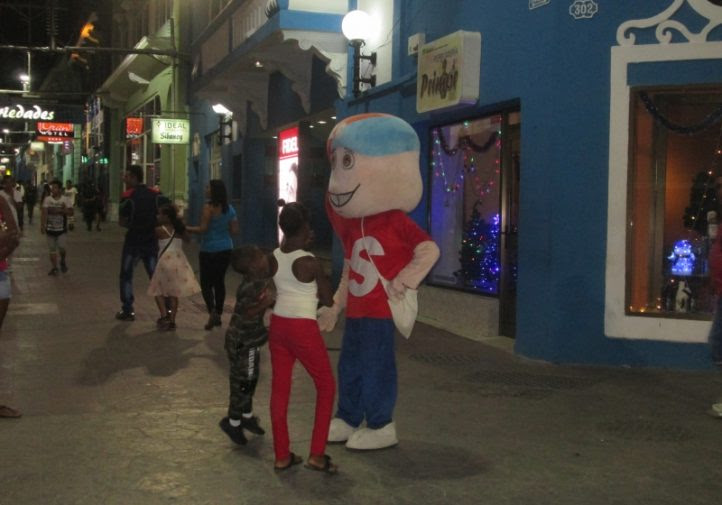 'Chaguito', la mascota de la ciudad, junto a niños (Foto: Yosmany Mayeta)