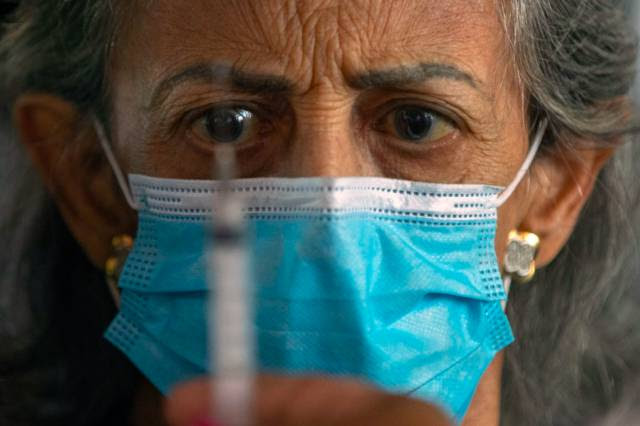 Escassez de vacinas ameaça segunda dose de idosos em São Paulo