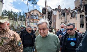 El Secretario General António Guterres (centro) visita los barrios residenciales de Irpin, en la provincia ucraniana de Kiev.