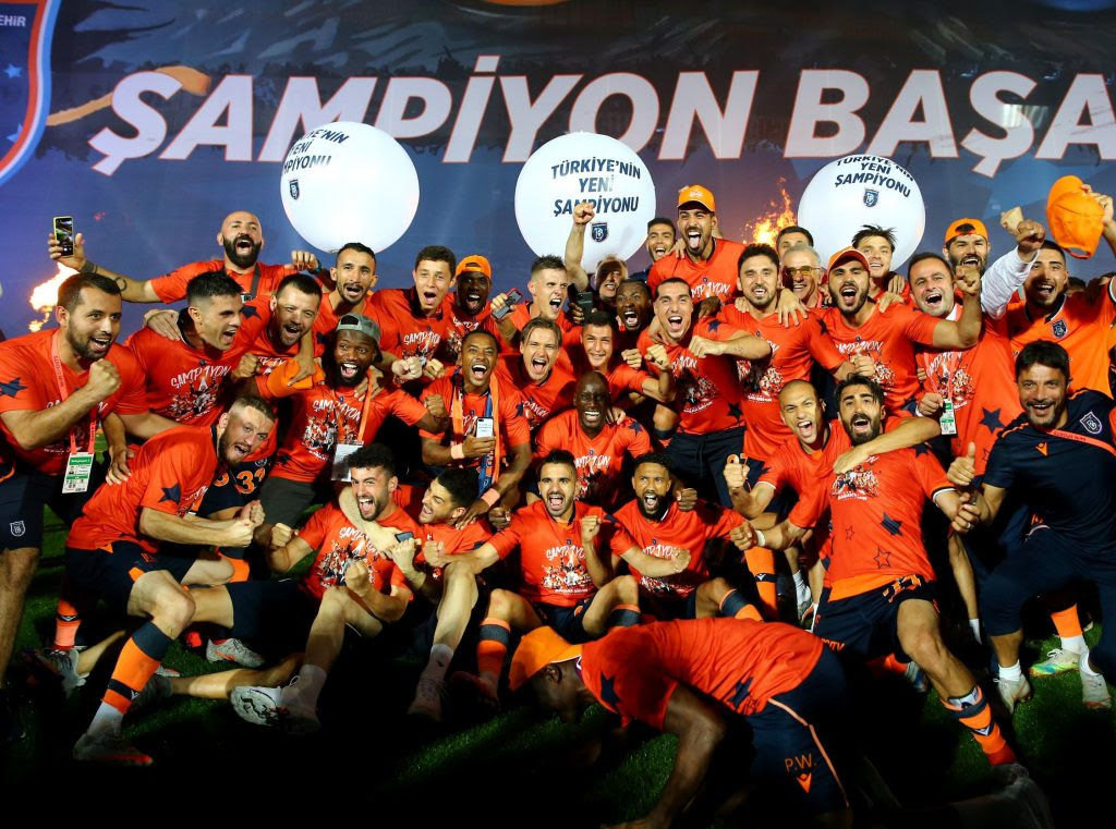 İstanbul başakşehir futbol kulübü veya sponsorluk anlaşması gereğince medipol başakşehir futbol kulübü, 1990 yılında dönemin i̇stanbul belediye başkanı nurettin sözen tarafından kurulan ve 2014 yılının haziran ayına kadar i̇stanbul büyükşehir belediyespor bünyesinde faaliyet göstermesinin ardından, 4 haziran 2014 tarihinde belediye bünyesinden ayrılıp. Underdogs Istanbul Basaksehir Tame The Big Boys To Win Turkey S Super Lig T Vine