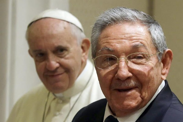 El Papa Francisco junto a Raúl Castro (foto de EFE)