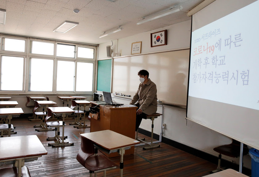 Gambar kartun guru lagi ngajar bestkartun. Covid 19 Murid Korea Selatan Kembali Ke Sekolah Secara Dalam Talian Astro Awani