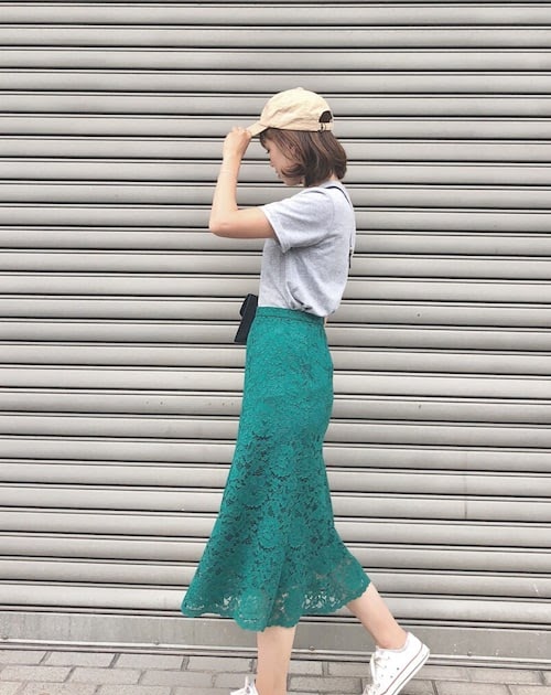 上グリーン レース トップス コーデ 人気のファッショントレンド