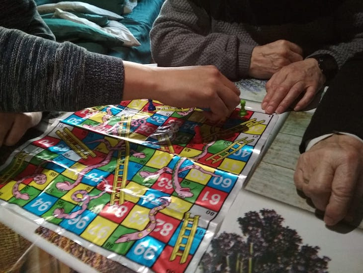Si al lanzar el dado caes en un cuadro con la imagen de la base de la escalera, tu personaje avanzará automáticamente hasta el tope de la escalera. Ideas Mentes Activas 28 Serpientes Y Escaleras Entrefamilias