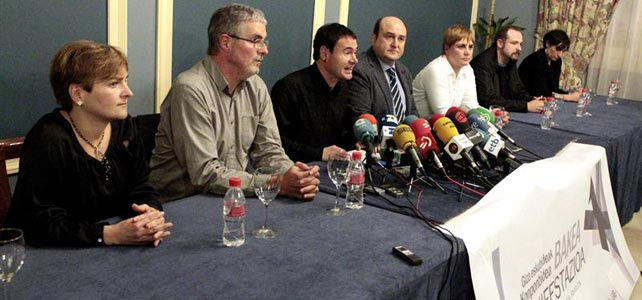 Rueda de prensa ofrecida por las organizaciones políticas y sindicales que han convocado la protesta de mañana en Bilbao.