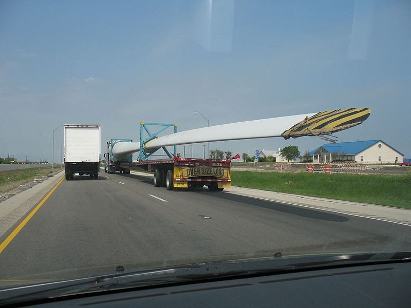 File:Wind turbine blade transport I-35.jpg