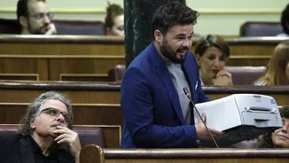 Gabriel Rufián mostrant una impressora (EFE)