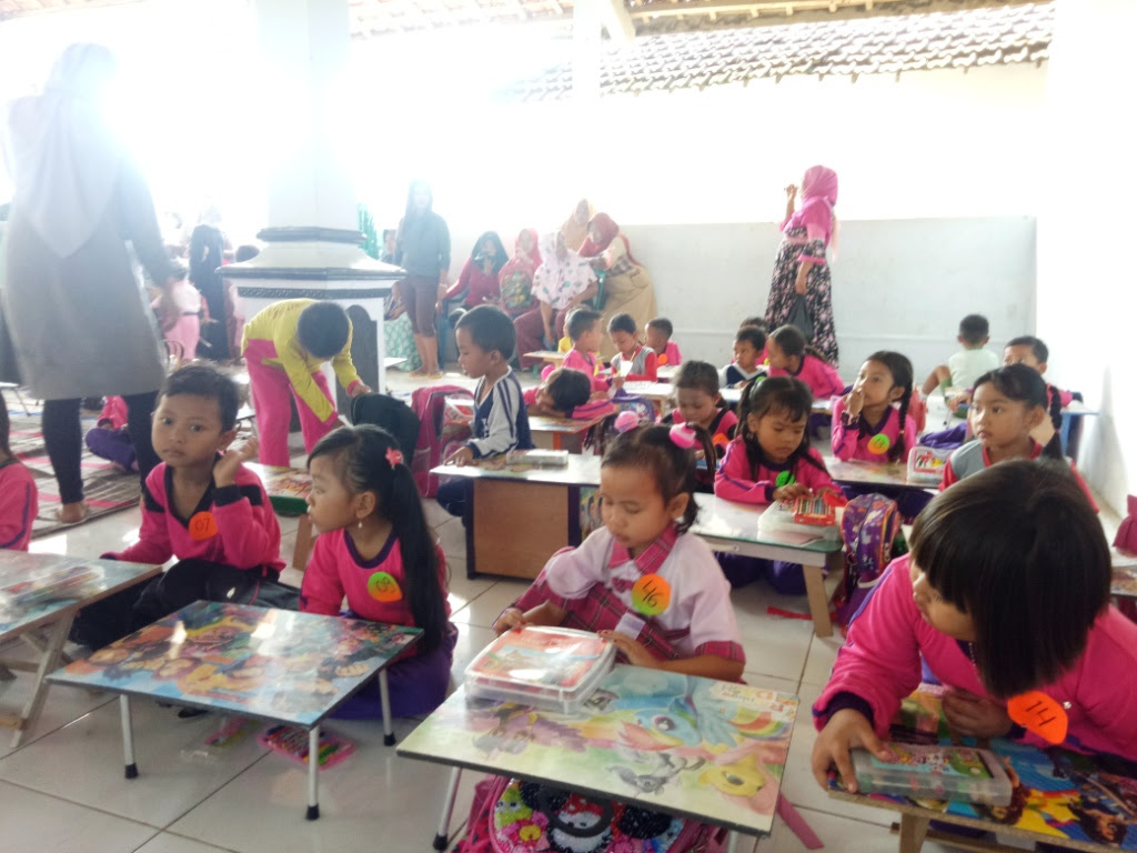 Pluralisme akan tumbuh subur dan mewarnai kehidupan. Ramainya Peserta Lomba Mewarnai Tingkat Kb Dan Tk Memperingati Hut Ri Ke 74 Desa Glebeg Desa Glebeg