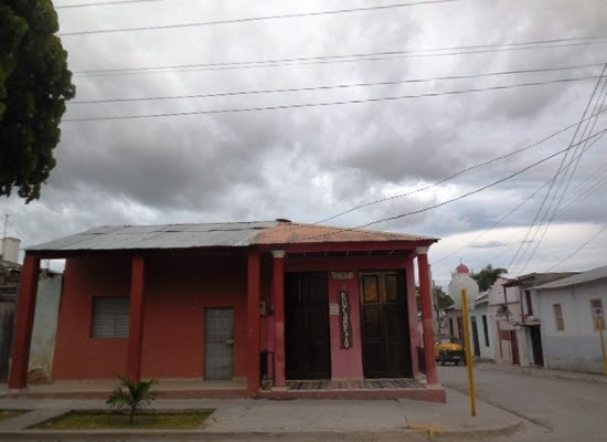 Casa y comercio de paredes de mampostería y techo de cinc en la calle Martí y Aguilera (Foto: Roberto J. Quiñones)