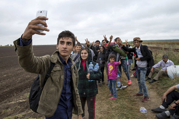 Αποτέλεσμα εικόνας για λαθρομετανάστες με κινητά