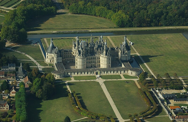 File:Chambord
castle, aerial view.jpg