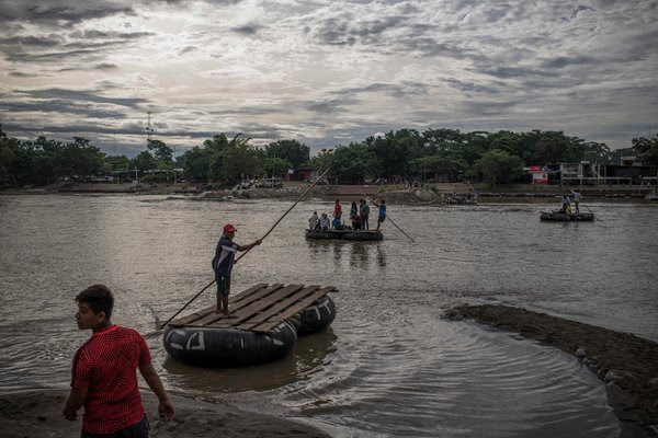 Embarcaciones en el río Suchiate, por donde cruzan algunos migrantes de Guatemala a México en su camino a Estados Unidos
