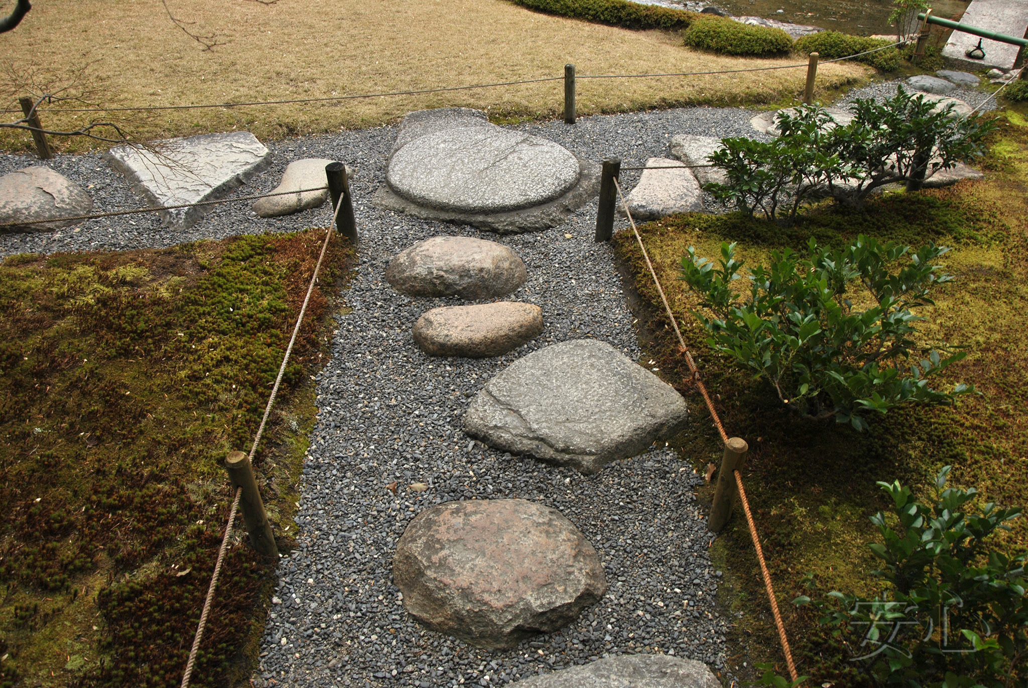Strolling gardens feature circular paths constructed of stepping stones crushed gravel sand or packed earth which are carefully prescribed to lead visitors to the best albeit controlled views of the garden. Paths In Japanese Gardens