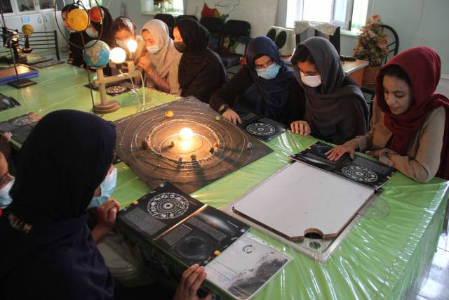 Sob Talibã, mulheres universitárias são proibidas de ir às aulas