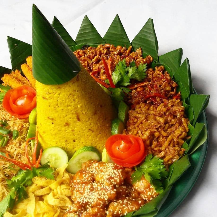  cara  membuat  hiasan tumpeng  dari  daun  pisang 