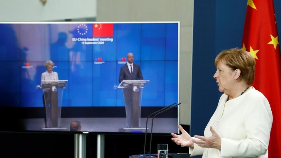 Thủ tướng Angela Merkel (P) cùng chủ tịch Ủy Ban Châu Âu Ursula von der Leyen (T) và chủ tịch Hội Đồng Châu Âu Charles Michel, trong cuộc họp thượng đỉnh trực tuyến với lãnh đạo Trung Quốc Tập Cận Bình, Berlin, Đức, ngày 14/09/2020.
