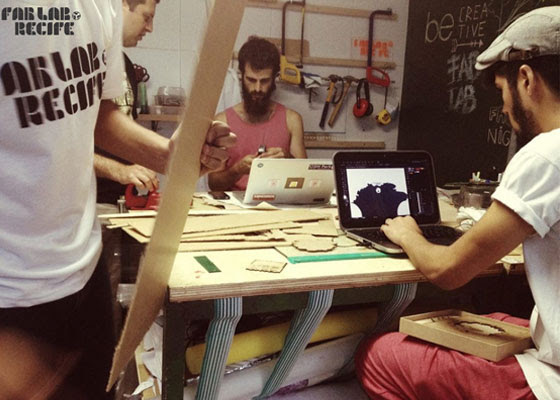 "Makers" trabalham na sede do Fab Lab Recife