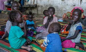 Niños sudaneses refugiados en Sudán del Sur comen alimentos proporcionados por el PMA.