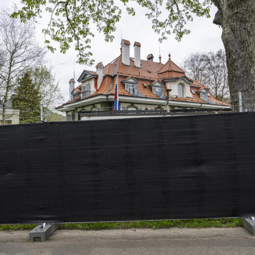 Blick auf die Russische Botschaft, am Donnerstag, 20. April 2023, in Bern. Die Botschaft wurde rundum mit einem schwarzen Sichtschutz ausgestattet. (KEYSTONE/Peter Schneider)