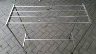 Meja unik besi hollow kayu jati belanda model kursi cafe/stool bar, holo galvanis 3x3 dengan ketebalan 0,9 mm, tinggi kursi 70cm, lebar rangka atas. Jemuran Baju Besi Bengkel Las Bali Tukang Las Bali Tukang Las Listrik Bali Kanopy Bali Tower Triangle Bali Teralis Bali Pintu Besi Bali Pagar Besi