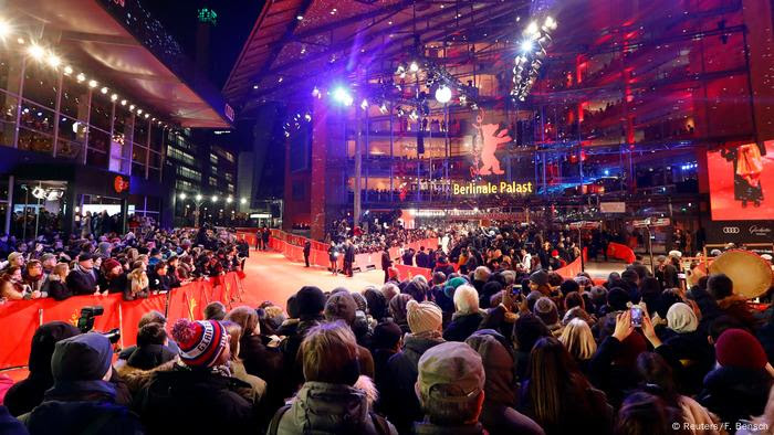 A multidão reuniu-se diante do 68º tapete vermelho da Berlinale (Reuters / F. Bensch)