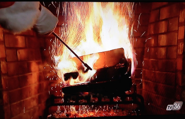 At some point in time, the weekend edition of the newscast was dropped. Reviewing The 2014 Yule Logs It S Like Radio With Pictures Radio Survivor