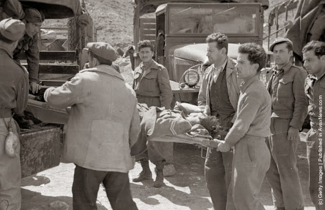 φόρτωση ενός τραυματία με φορείο σε ένα φορτηγό κατά τη διάρκεια του Ελληνικού Εμφυλίου Πολέμου. (Φωτογραφία από Bert Hardy / Εικόνα Δημοσίευση / Getty Images). 22 του Μάη 1948