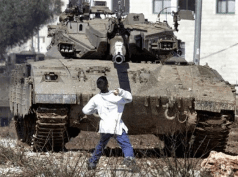 nino-palestino-enfrenta-tanque-israeli-durante-la-Intifada