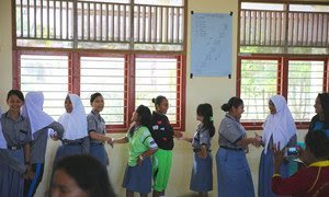 Alumnos cantando una canción como parte de un taller de tolerancia en una escuela de Indonesia.